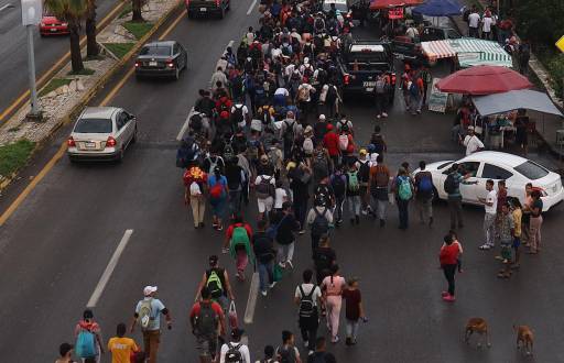 Fotografía de archivo de migrantes que caminan en caravana hacia la frontera con Estados Unidos en el municipio de Tapachula, estado de Chiapas (México).