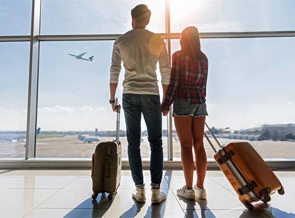 Imagen referencial de pareja en el aeropuerto lista para viajar.