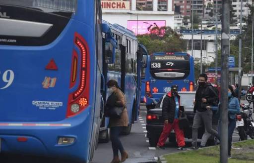 Imagen referencial de usuarios del transporte público.