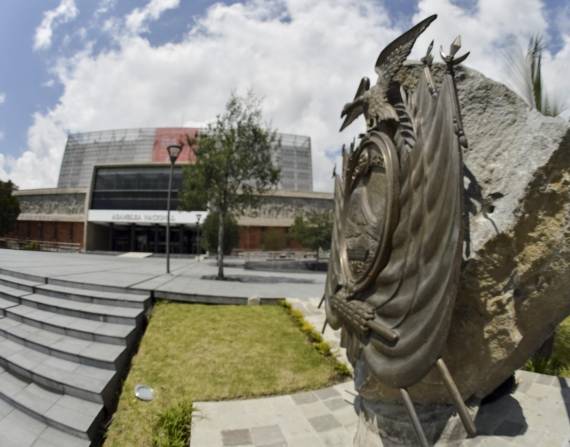 La fachada exterior del edificio de la Asamblea Nacional, en Quito.