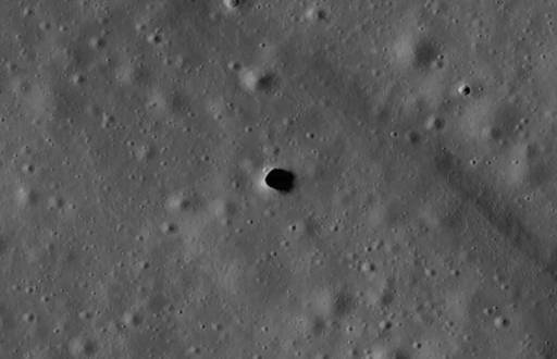 Mancha oscura que podría ser la entrada a un tubo de lava enterrado en la Luna.