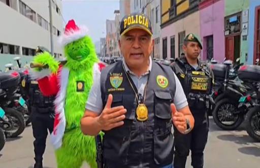 Un agente policial se disfrazó como el personaje navideño del 'Grinch' para sorprender a un clan de traficantes de drogas en un distrito costero del sur de Lima.