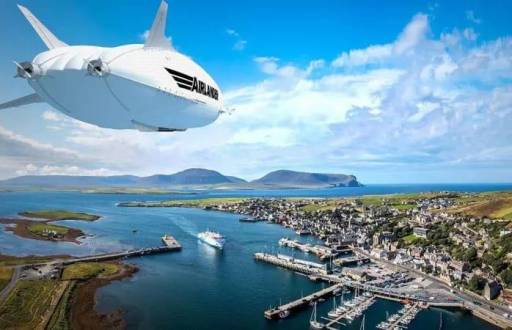 Imagen de archivo de unos dirigibles volando sobre una ciudad