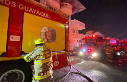 Tres familias resultaron afectadas por el incendio de una casa en el sur de Guayaquil.