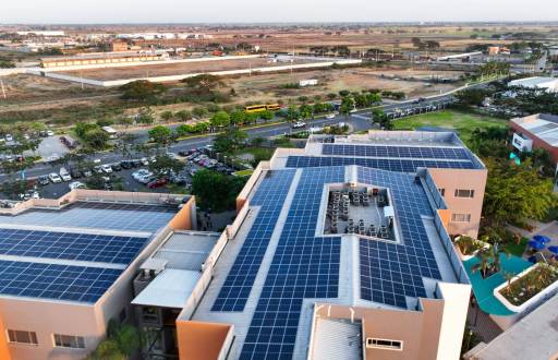 Imagen de edificios del campus de Ecotec en Samborondón con paneles solares, que alimentan el consumo energético de la institución.