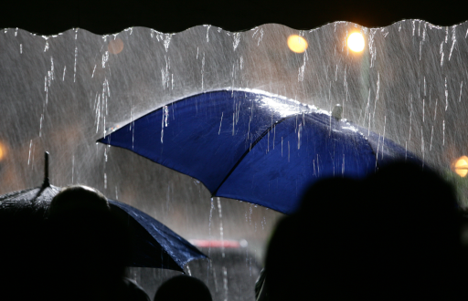 Foto de un paraguas en la lluvia