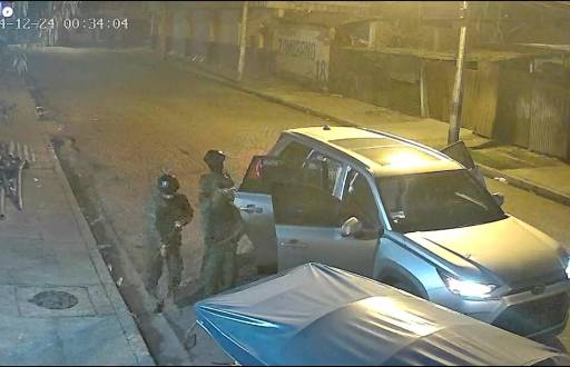 Imagen de sicarios vestidos de militares asesinaron a un hombre en el noroeste de Guayaquil.