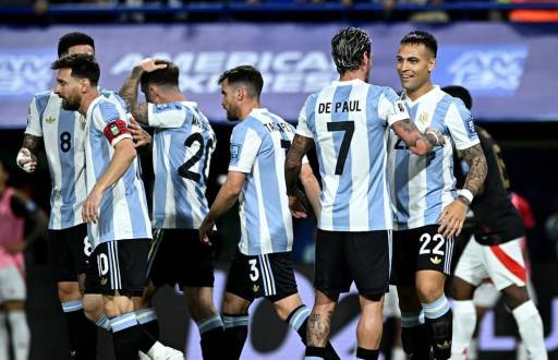 Jugadores de Argentina celebrando el triunfo sobre Perú.