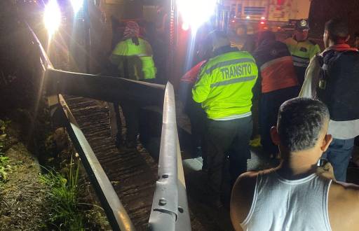 Imagen del personal de rescate en el sitio del siniestro en la carretera Alóag-Santo Domingo.