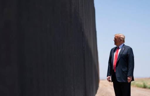 Foto de archivo del presidente Donald Trump recorriendo una sección del muro fronterizo en San Luis, Arizona.