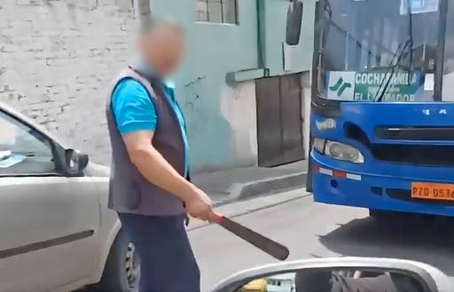 El chofer con el machete en su mano.