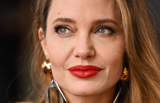 Angelina Jolie es una reconocida actriz estadounidense, famosa por su versatilidad interpretativa y su compromiso con causas humanitarias. Además de su exitosa carrera en Hollywood, es Embajadora de Buena Voluntad de ACNUR.