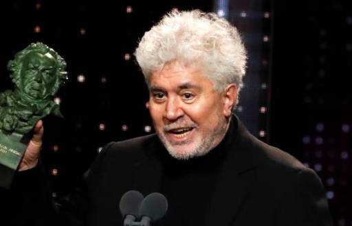 Imagen de archivo de Pedro Almodóvar sosteniendo un premio Goya.