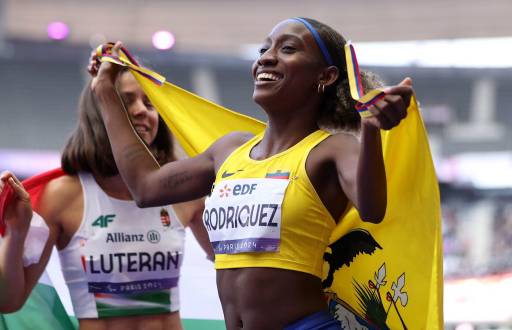 La ecuatoriana, Kiara Rodríguez, celebra su medalla de oro en salto largo en los Juegos Paralímpicos París 2024