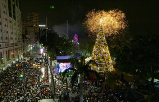 Imagen del encendido del árbol del Malecón 2000 de Guayaquil, en diciembre del 2023.