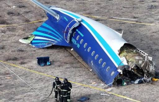 El avión Embraer 190 de Azerbaijan Airlines se encendió en llamas y se partió por la mitad tras tocar tierra en Kazajistán.