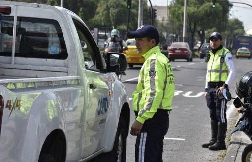 Los agentes de tránsito se ubican en distintos sectores de la capital para realizar operativos.