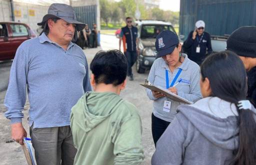 Los funcionarios del Municipio realizando controles.