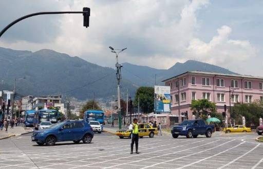 Un agente de tránsito gestiona la movilidad en el norte de Quito.