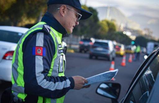 Los agentes civiles de tránsito controlan el cumplimiento del pico y placa en Quito.