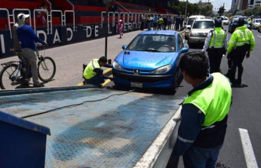 Un carro es subido a una plataforma en el norte de Quito.