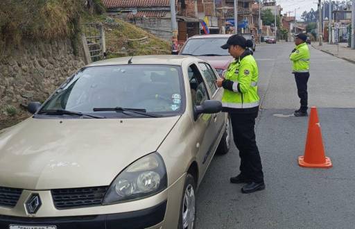 El personal de la Empresa Pública de Movilidad realiza controles para detectar objetos inflamables.