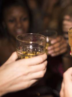 Imagen referencial de jóvenes haciendo un brindis con sus vasos de alcohol.