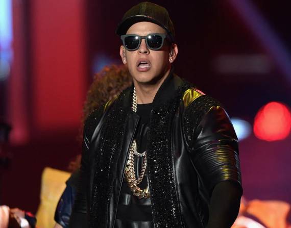 Daddy Yankee es un reconocido cantante puertorriqueño de reguetón, considerado uno de los pioneros del género a nivel mundial. Sus canciones y videos musicales han logrado una gran popularidad, convirtiéndolo en una figura icónica de la música latina.