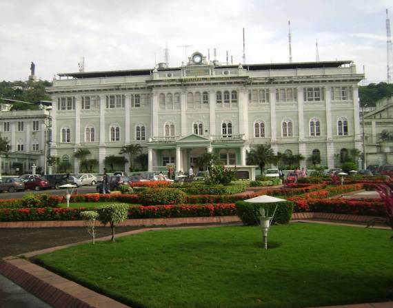 El edificio en el que se levanta el hospital Luis Vernaza de Guayaquil cumple 100 años