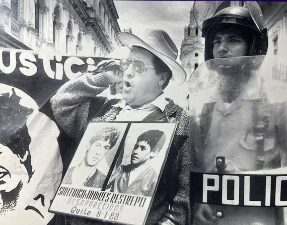 Pedro Restrepo Bermúdez (izq.) en una manifestación.