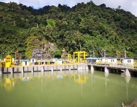 Hidroeléctrica Toachi Pilatón está ubicado en los límites de las provincias de Pichincha, Santo Domingo de los Tsáchilas y Cotopaxi.