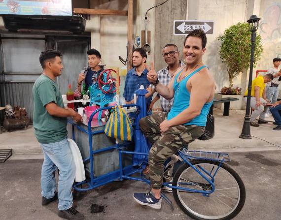 Kevin, Toño y sus vecinos tomando granizado.