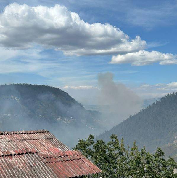 Vista del incendio en Guápulo.