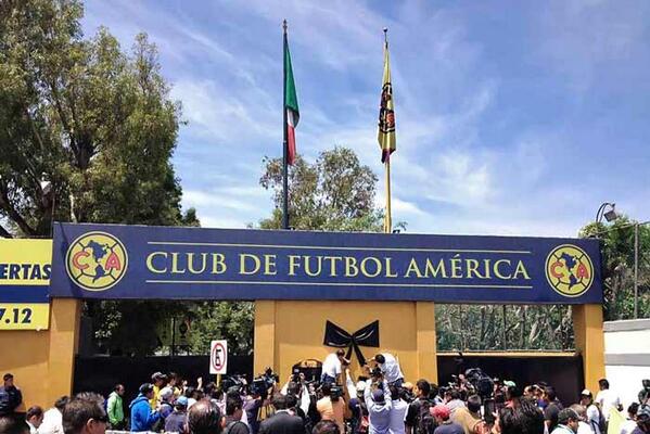 Un centenar de hinchas recuerda a Benítez en las instalaciones del América