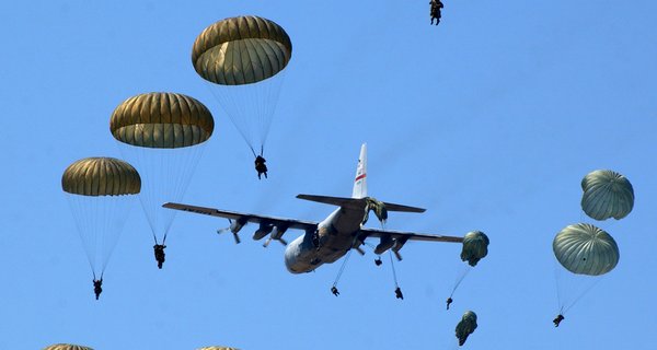 La Fuerza Aérea Ecuatoriana tiene sus primeras mujeres paracaidistas