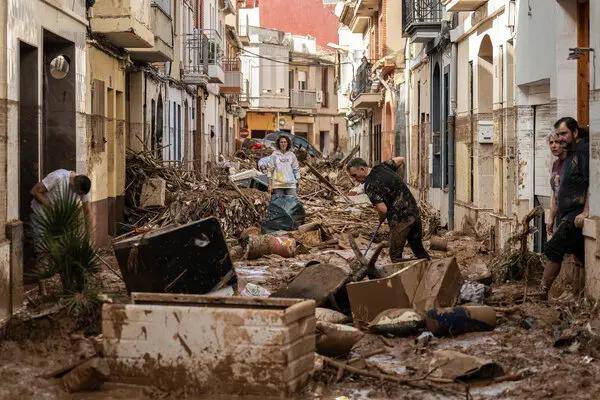 Personas buscando entre los escombros en Valencia, España.