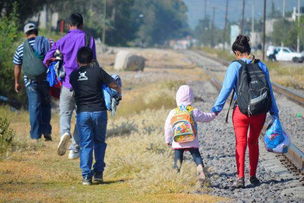 Las caravanas migrantes avanzan por México en medio de obstáculos