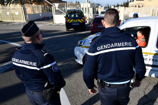 Cárcel para un médico francés por toser sobre gendarmes