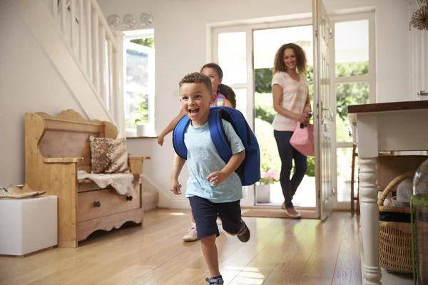 Imagen referencial de niños volviendo de clases a la casa.