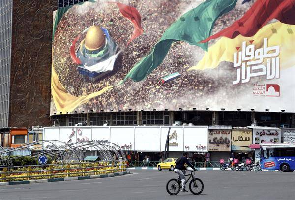 Un iraní pasa por un cartel antiisraelí en Teherán, Irán.
