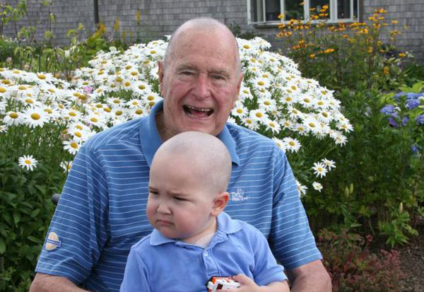 La foto de George H. W. Bush con un niño recuperado de cáncer que conmueve a los EE.UU.