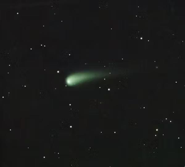 El cometa C/2023 A3 (Tsuchinshan-ATLAS) en una exposición telescópica de 15 minutos obtenida desde Breda (Girona) por el astrofotógrafo Pau Montplet el pasado 8 de mayo de 2024.