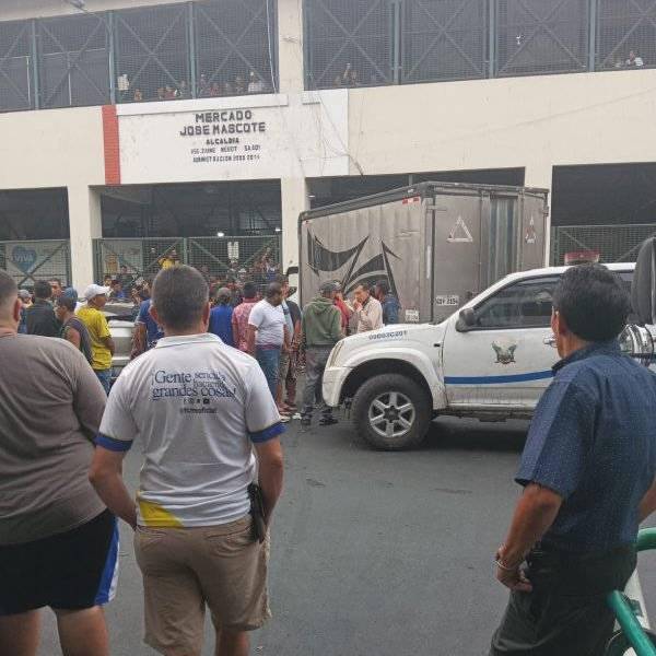 El conductor de un camión repartidor fue asesinado afuera de mercado de Guayaquil