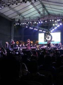 Evento musical en el parque Bicentenario, norte de Quito.