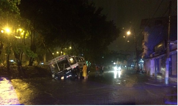 Accidentes y daños en inmuebles deja intensa lluvia en Guayaquil