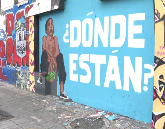 Un mural en las calles Loja y Rocafuerte, centro de Guayaquil, con la leyenda ¿Dónde están? con la imagen de uno de los cuatro niños desaparecidos en el sur de Guayaquil, el pasado 8 de diciembre.