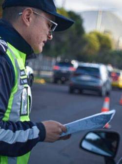 Los agentes civiles de tránsito controlan el cumplimiento del pico y placa en Quito.