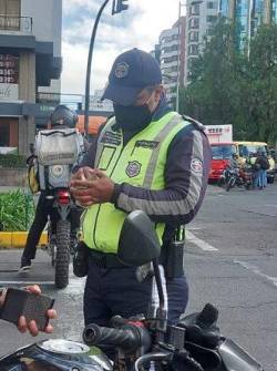 Imagen referencial de control de tránsito vehicular en Quito.