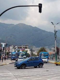 Un agente de tránsito gestiona la movilidad en el norte de Quito.