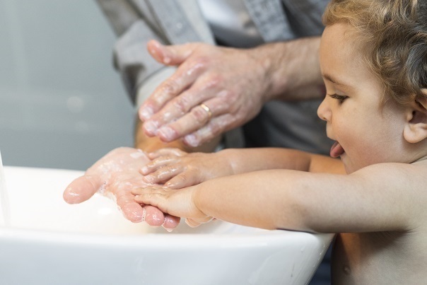El lavado de manos genera colonias de bacterias en los lavabos